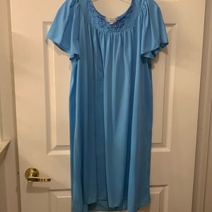 VINTAGE MISS ELAINE NIGHTGOWN SZ 1X TURQUOISE 100%NYLON/ EMBROIDERED NECKLINE